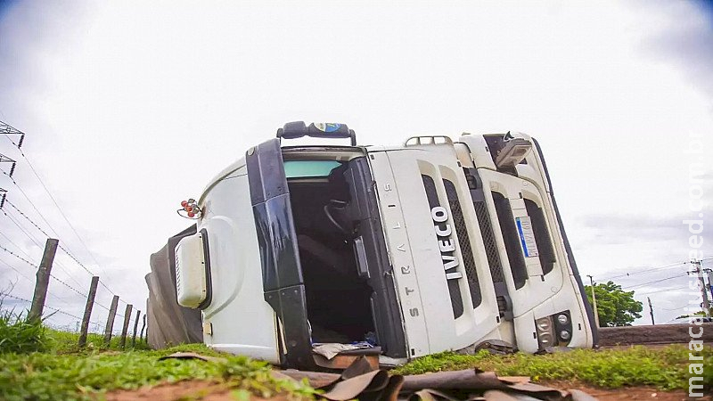 Carreta de algodão permanece tombada há 24 após passar em desnível da BR-163 Carreta de algodão permanece tombada há 24 após passar em desnível da BR-163