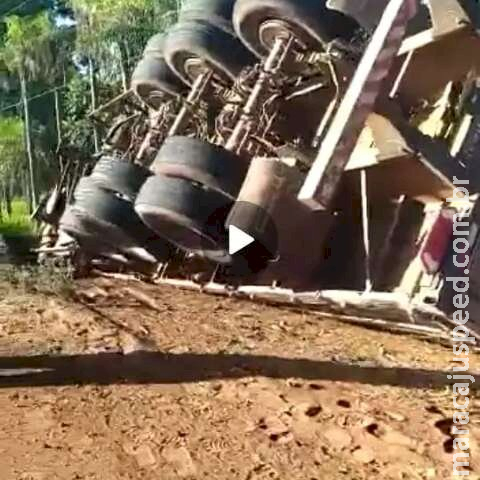 Carreta tomba às margens da MS-164 em Ponta Porã Carreta tomba às margens da MS-164 em Ponta Porã