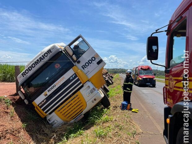 Carreta tomba em valeta na MS-134 entre Batayporã e Nova Andradina