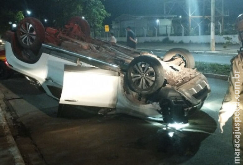 Carro com bolivianos bate em canteiro, derruba luminária e capota Carro com bolivianos bate em canteiro, derruba luminária e capota