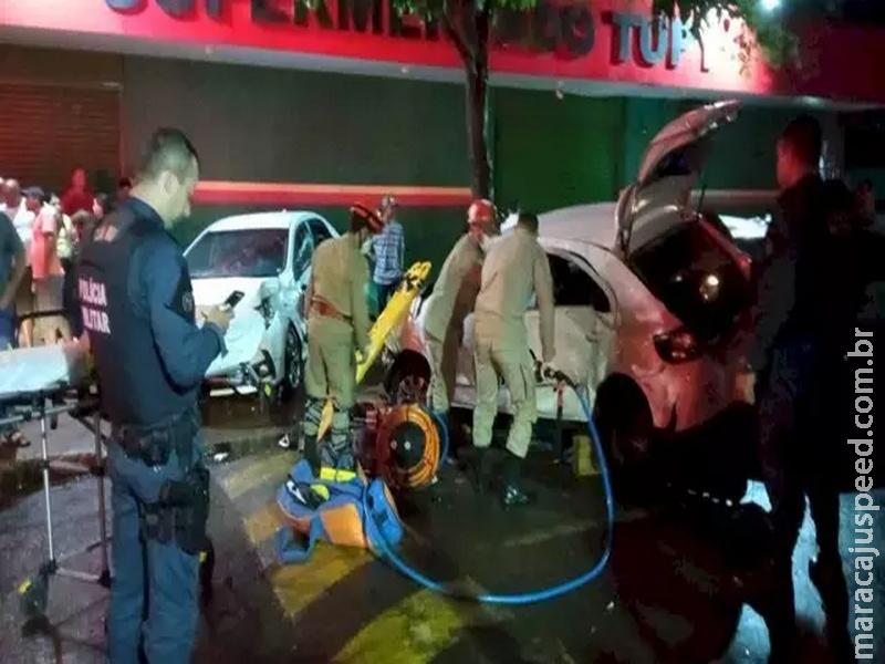 Carro desgovernado atinge três veículos estacionados em Caarapó Carro desgovernado atinge três veículos estacionados em Caarapó