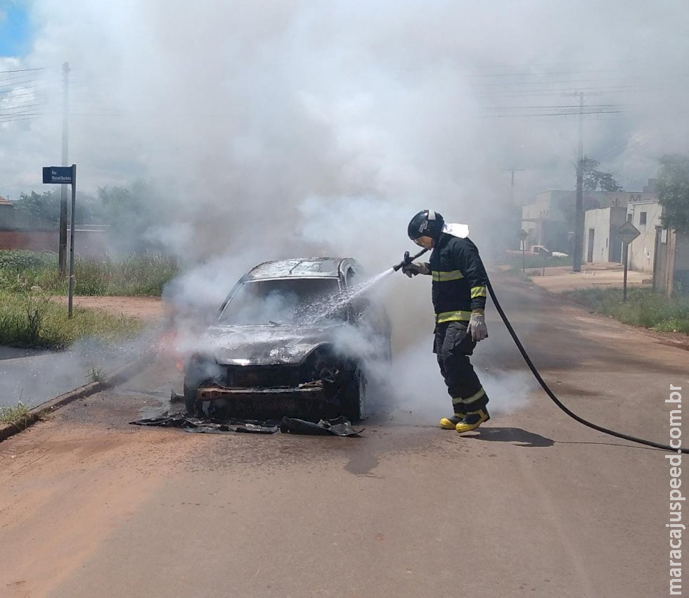 Carro pega fogo em via pública e bombeiros controlam as chamas Carro pega fogo em via pública e bombeiros controlam as chamas