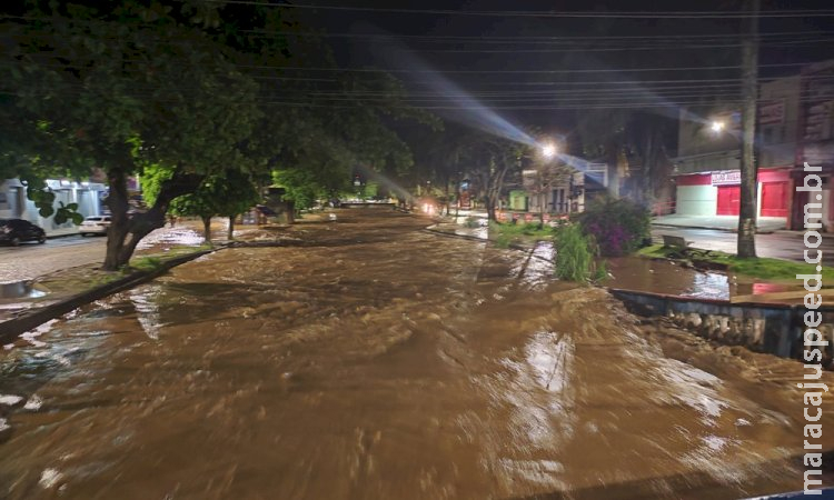 Chuva deixa mais de 13 mil pessoas desalojadas em 53 municípios na Bahia Chuva deixa mais de 13 mil pessoas desalojadas em 53 municípios na Bahia