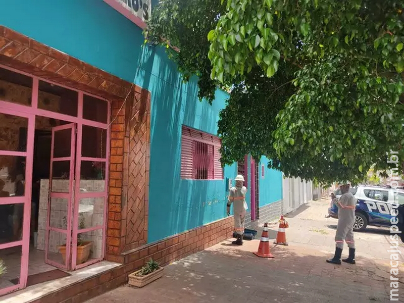 Com quartos cheios de lixo e energia clandestina, polícia fecha hotel no Centro