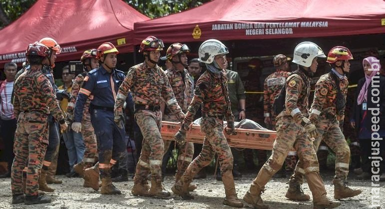 Deslizamento deixa 16 mortos e 17 desaparecidos na Malásia Deslizamento deixa 16 mortos e 17 desaparecidos na Malásia
