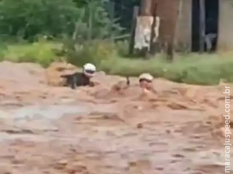 Força da chuva derruba e arrasta dois homens e uma moto na Capital Força da chuva derruba e arrasta dois homens e uma moto na Capital