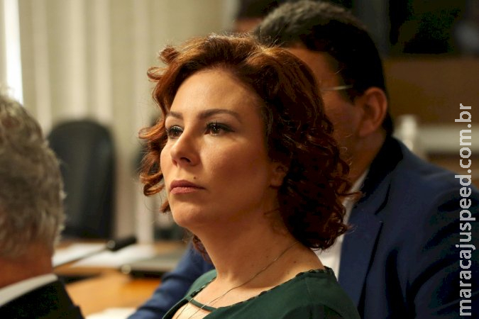 Gilmar Mendes suspende porte de armas de Carla Zambelli e dá 48 horas para deputada entregar pistola e munições Gilmar Mendes suspende porte de armas de Carla Zambelli e dá 48 horas para deputada entregar pistola e munições