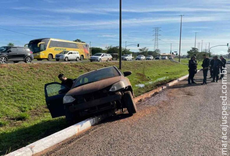 Homem abandona carro, invade residência nu e morre dentro da piscina Homem abandona carro, invade residência nu e morre dentro da piscina