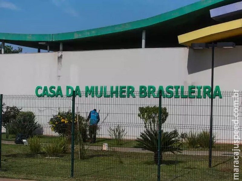 Homem agride esposa, mãe e avô com facão após festa de aniversário Homem agride esposa, mãe e avô com facão após festa de aniversário