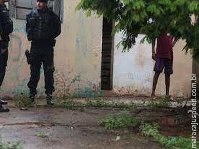 Homem é encontrado morto sobre colchão no interior de residência Homem é encontrado morto sobre colchão no interior de residência