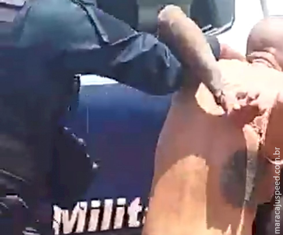 Homem tenta matar ex-companheira com golpes de facão e coloca fogo em veículo Homem tenta matar ex-companheira com golpes de facão e coloca fogo em veículo