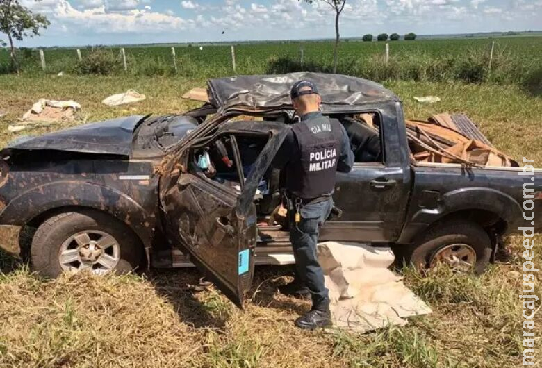 Idosa morre e 6 pessoas ficam feridas após caminhonete capotar