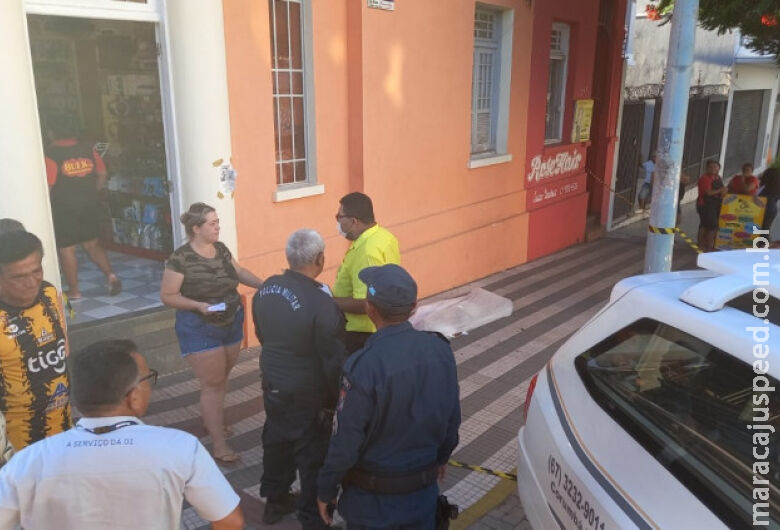 Idoso passa mal, morre e corpo fica por 2h na calçada Idoso passa mal, morre e corpo fica por 2h na calçada