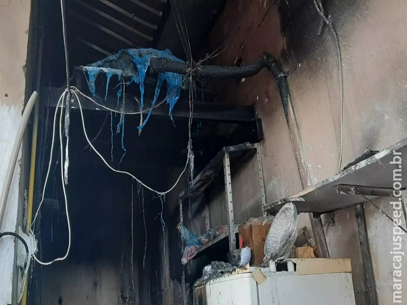 Incêndio destrói cozinha de restaurante e chamas são controladas por moradores Incêndio destrói cozinha de restaurante e chamas são controladas por moradores