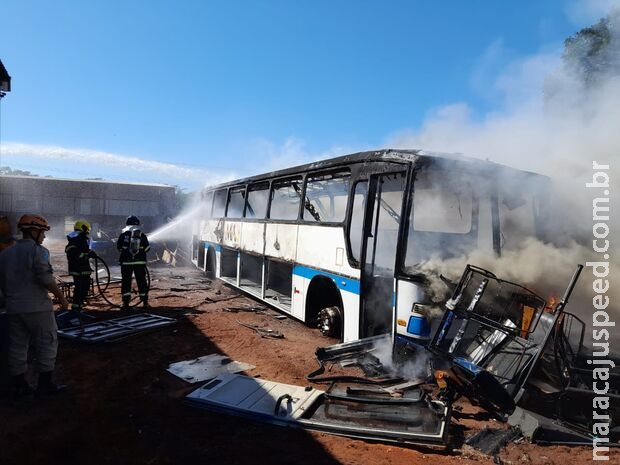 Incêndio em pátio de desmanche destrói ônibus em Bataguassu Incêndio em pátio de desmanche destrói ônibus em Bataguassu