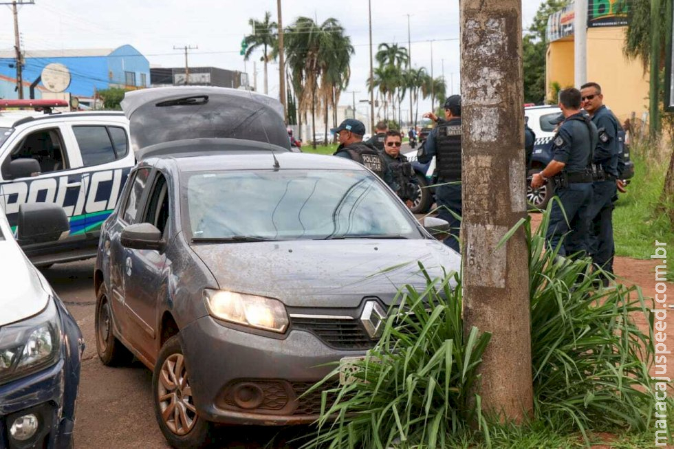 Ladrão de carro atinge viatura da PM e poste durante perseguição