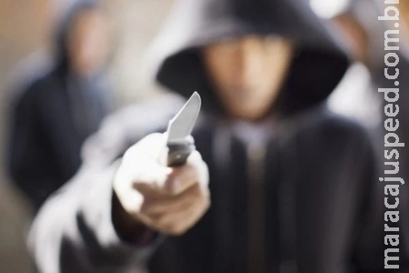 Ladrões invadem residência fazem mãe e filho de reféns e levam televisor de 50 polegadas Ladrões invadem residência fazem mãe e filho de reféns e levam televisor de 50 polegadas