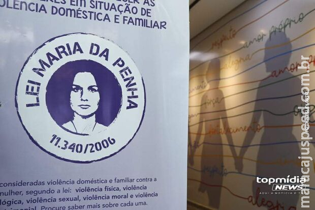 Marido soca olho da esposa por ciúmes dela com os filhos Marido soca olho da esposa por ciúmes dela com os filhos