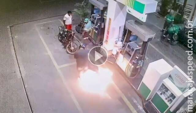 Moto pega fogo enquanto dono esperava para abastecer