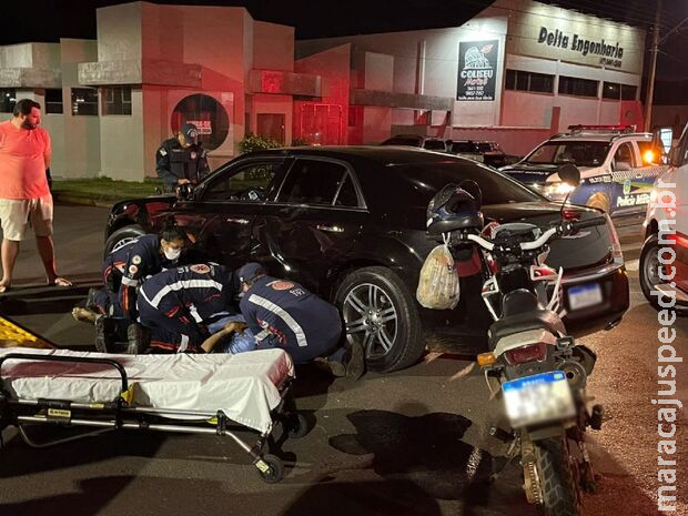 Motociclista fratura perna ao bater na lateral de carro em Nova Andradina Motociclista fratura perna ao bater na lateral de carro em Nova Andradina