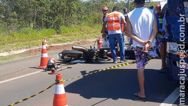 Motociclista invade pista contrária, é atropelado por caminhão e morre na BR-163