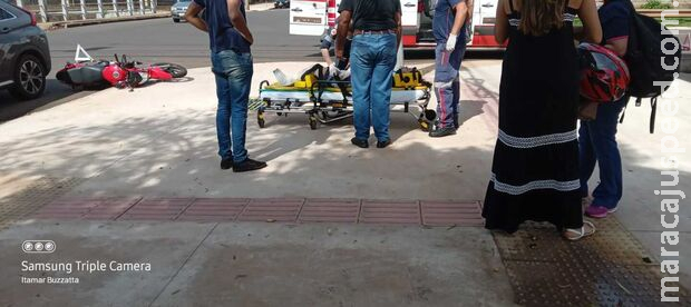 Motociclista não respeita sinal vermelho e fratura perna durante acidente em Campo Grande