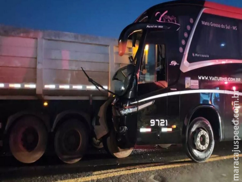Motorista de ônibus sai ileso após bater na traseira de caminhão na MS-276 Motorista de ônibus sai ileso após bater na traseira de caminhão na MS-276
