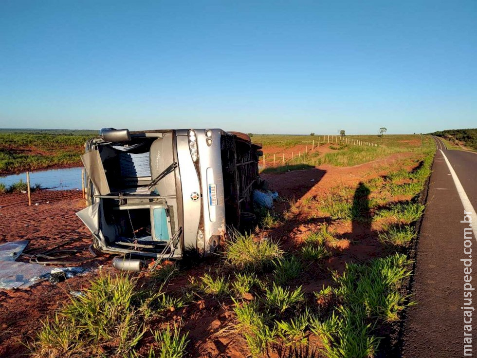 Motorista é fechado por carreta, ônibus tomba e 4 passageiros são socorridos Motorista é fechado por carreta, ônibus tomba e 4 passageiros são socorridos
