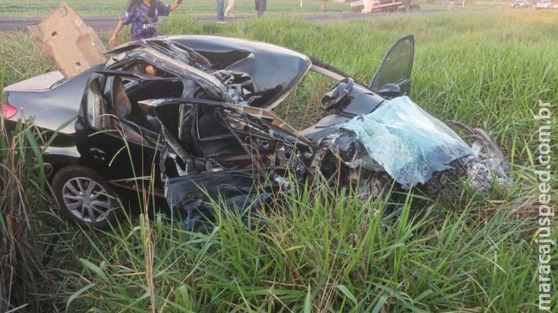 Motorista fica preso em ferragens após colidir carro em carreta na BR-376 Motorista fica preso em ferragens após colidir carro em carreta na BR-376