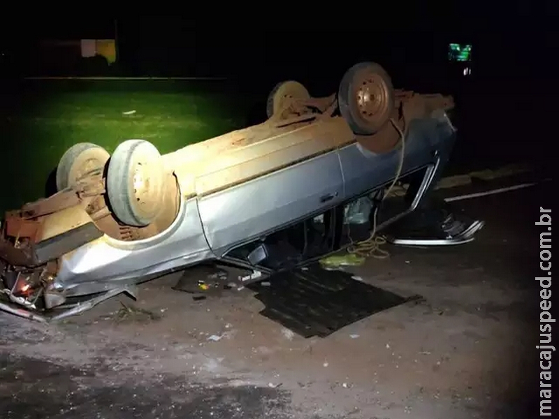 Motorista perde controle da direção e capota veículo em rotatória Motorista perde controle da direção e capota veículo em rotatória