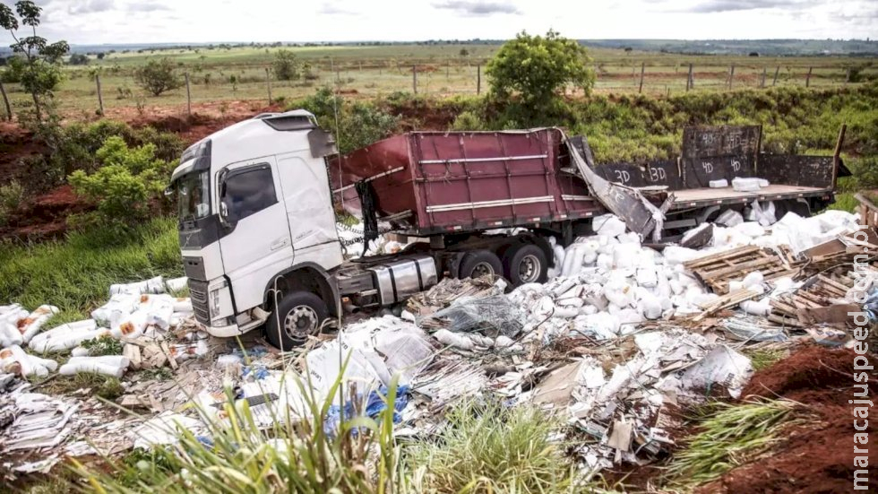 Motorista perde controle e tomba carreta carregada de porcelanato e marmitex na BR-163 Motorista perde controle e tomba carreta carregada de porcelanato e marmitex na BR-163