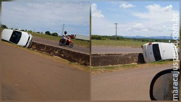 Motorista perde direção e tomba em vala na BR-262 MS, em Anastácio Motorista perde direção e tomba em vala na BR-262 MS, em Anastácio