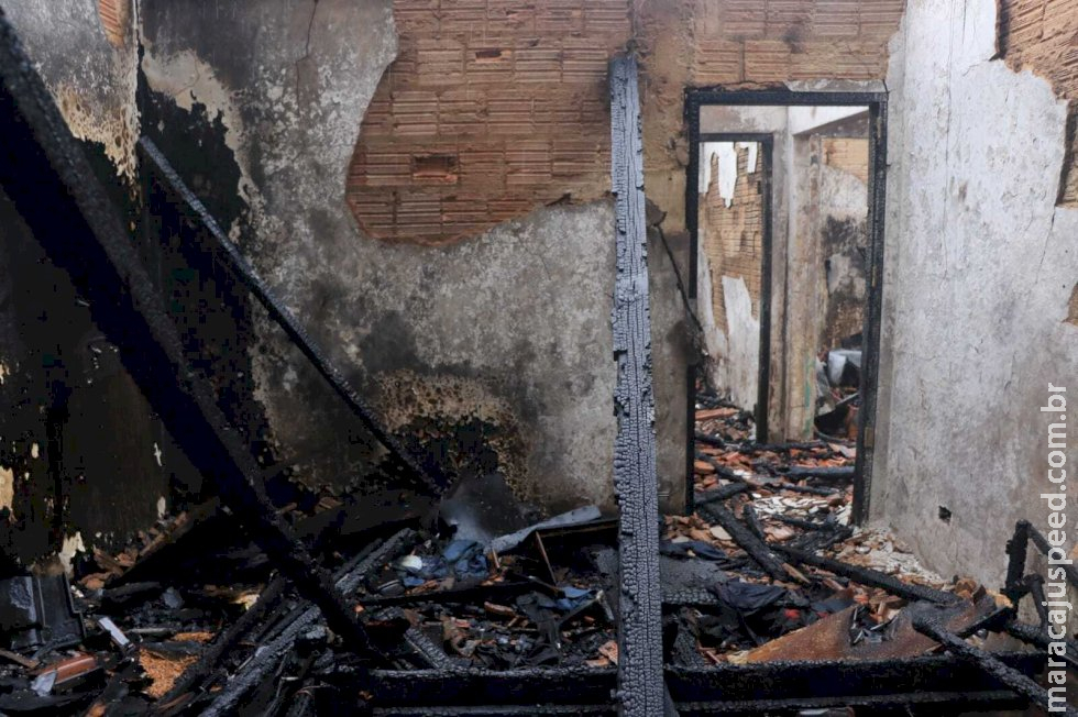 Mulher fica em estado grave após casa ser incendiada durante a madrugada Mulher fica em estado grave após casa ser incendiada durante a madrugada