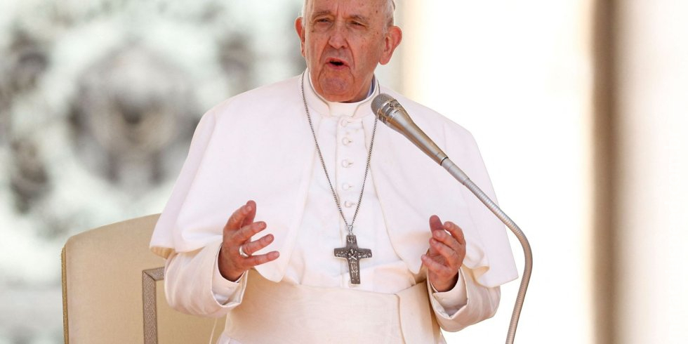 Papa pede oração por Bento XVI, que está "gravemente doente" Papa pede oração por Bento XVI, que está "gravemente doente"