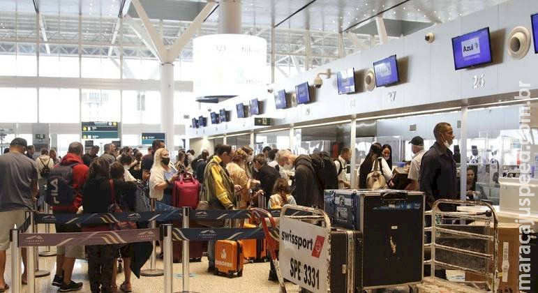 Paralisação de pilotos e comissários provoca atrasos e cancelamentos em aeroportos em SP, RJ e DF Paralisação de pilotos e comissários provoca atrasos e cancelamentos em aeroportos em SP, RJ e DF