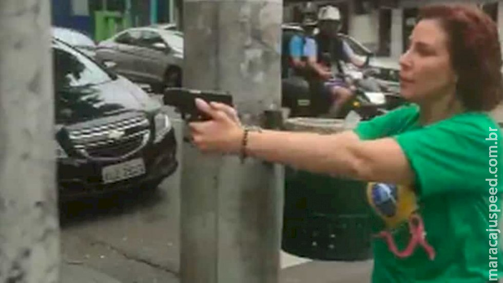 PGR pede suspensão do porte e apreensão de arma de Carla Zambelli PGR pede suspensão do porte e apreensão de arma de Carla Zambelli