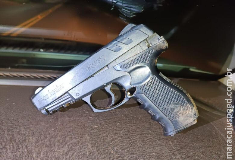 Polícia prende jovem após ameaçar família com simulacro de arma de fogo