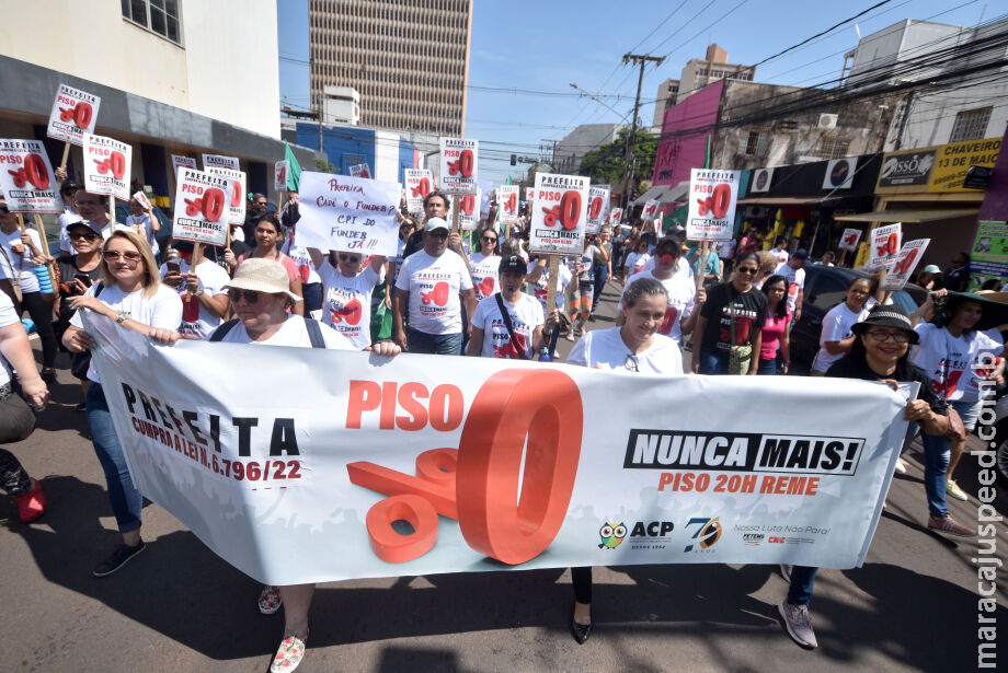 Professores apresentam contraproposta para parcelar reajuste em duas vezes