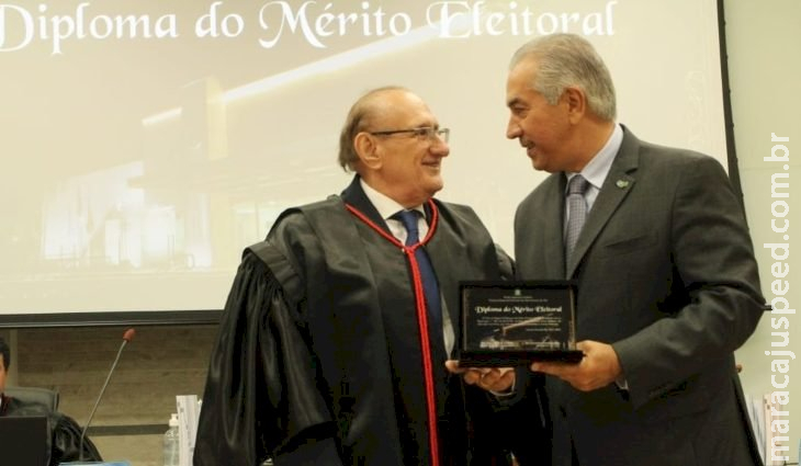 Reinaldo Azambuja recebe maior honraria da Justiça Eleitoral de MS