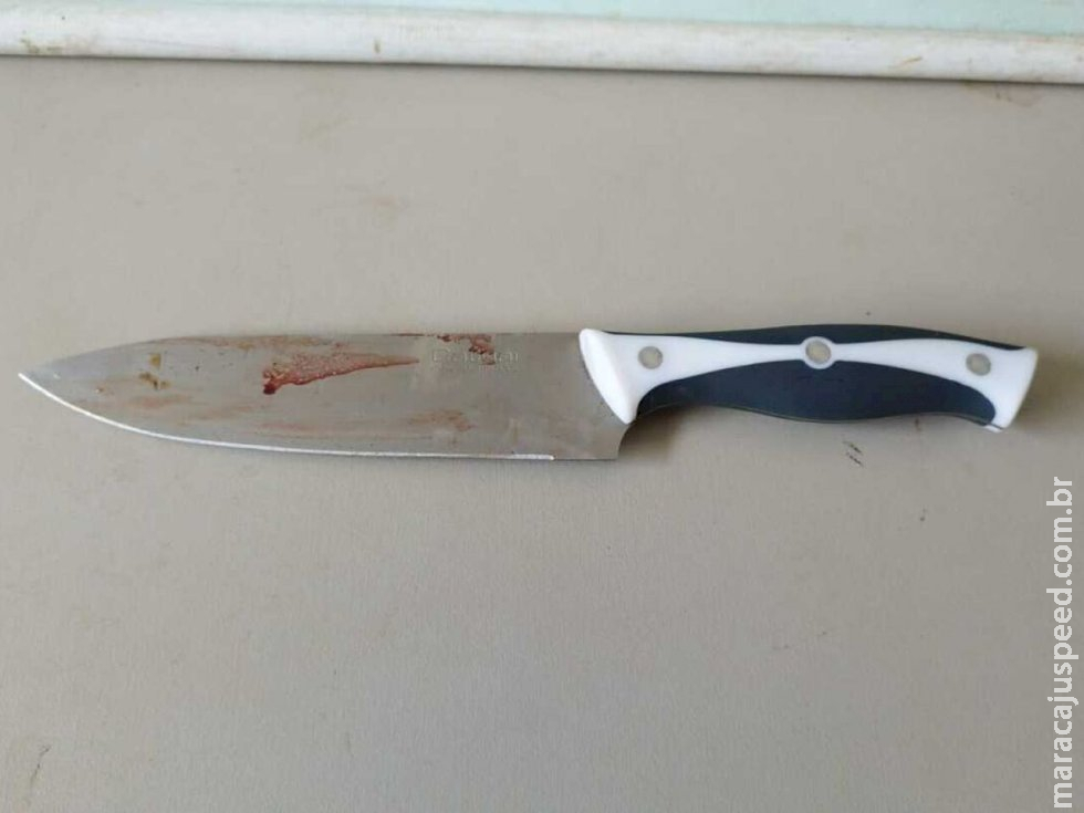 Sem aceitar fim de relacionamento, homem acerta facada na namorada e tenta se matar em Dourados Sem aceitar fim de relacionamento, homem acerta facada na namorada e tenta se matar em Dourados