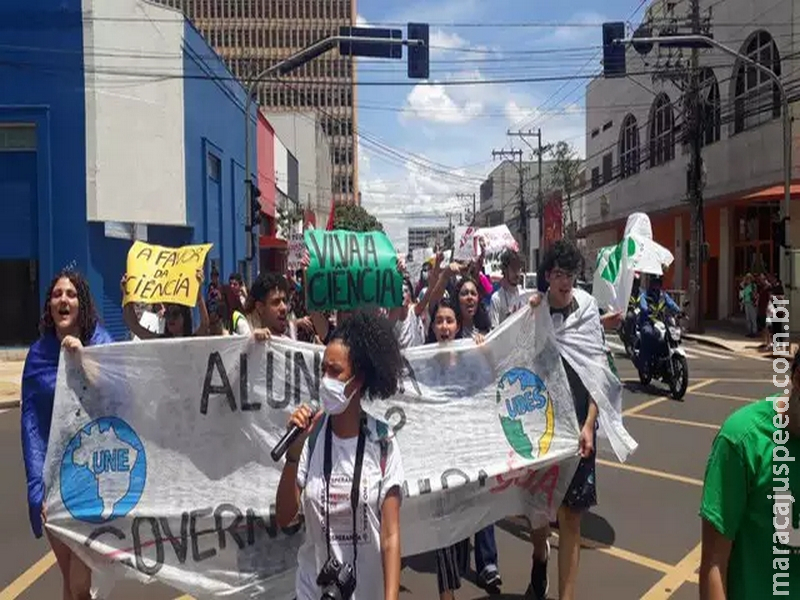 Sem receber bolsas, estudantes e pesquisadores protestam no centro da Capital