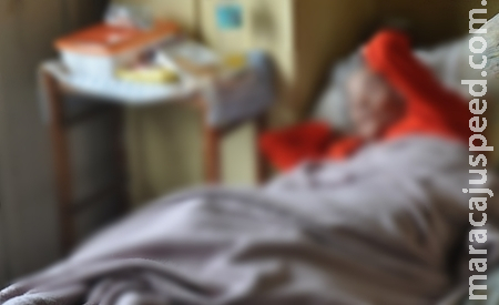 Todo defecado e sem alimentação, idoso é abandonado no Bairro São Bento