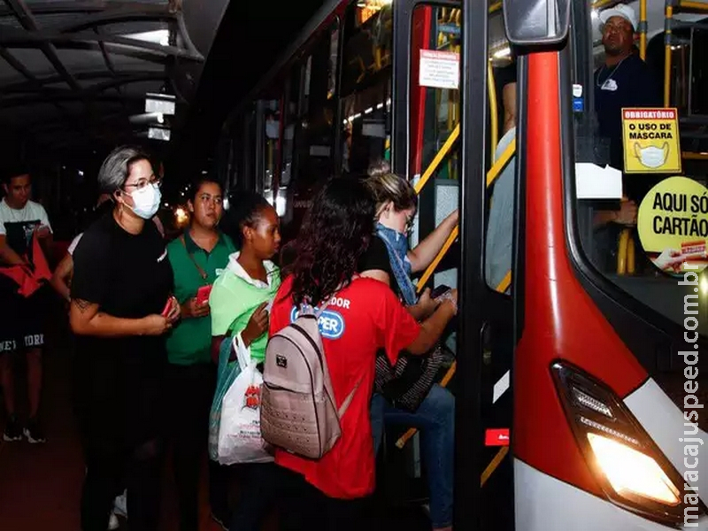 Trabalhadores relatam dificuldade com transporte coletivo após às 22h no Centro Trabalhadores relatam dificuldade com transporte coletivo após às 22h no Centro