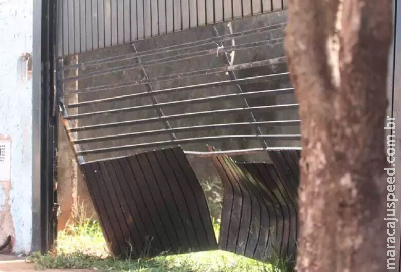 Transtornado, motorista arromba portão com carro para matar morador 