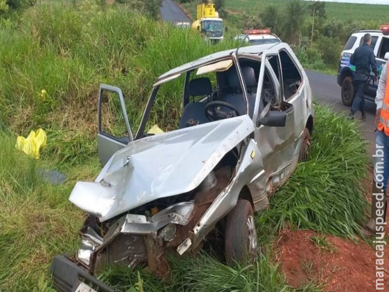 Uno capota após motorista perder controle da direção na MS-141 Uno capota após motorista perder controle da direção na MS-141