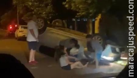 Veículo invade preferencial, capota e deixa pessoas feridas em Sidrolândia Veículo invade preferencial, capota e deixa pessoas feridas em Sidrolândia