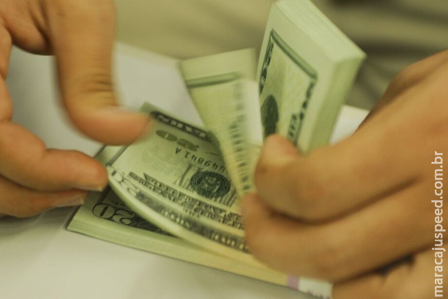 Viajantes agora podem entrar ou sair do país com até US$ 10 mil em dinheiro Viajantes agora podem entrar ou sair do país com até US$ 10 mil em dinheiro