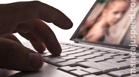 Vídeos de pornografia infantil são encontrados em escritório. Três pessoas foram presas Vídeos de pornografia infantil são encontrados em escritório. Três pessoas foram presas