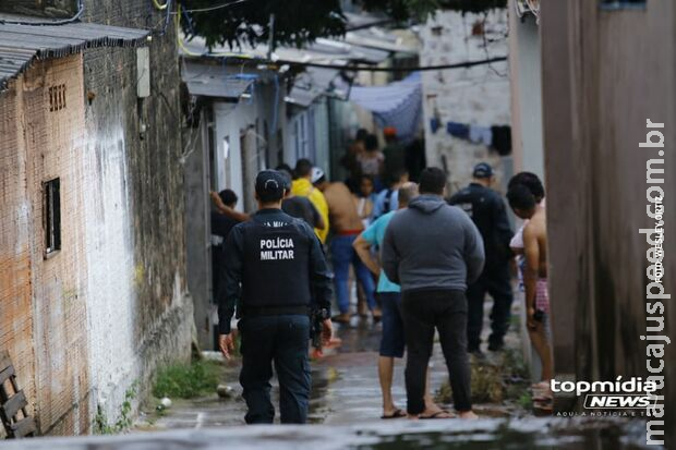 Vizinhos tentam linchar homem que matou idoso com facada no peito no Taquarussu Vizinhos tentam linchar homem que matou idoso com facada no peito no Taquarussu