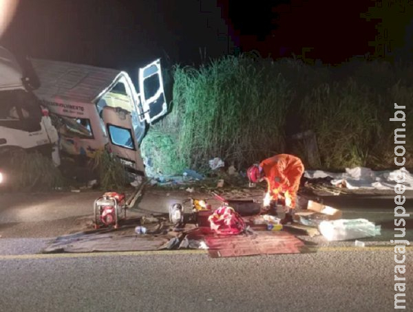 Acidente com van e caminhão deixa pelo menos 12 mortos e feridos em rodovia no Tocantins